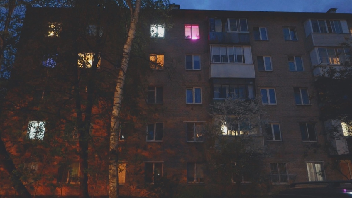 С приходом весны все больше в домах городских многоэтажек окон, светящихся неземным фиолетовым светом