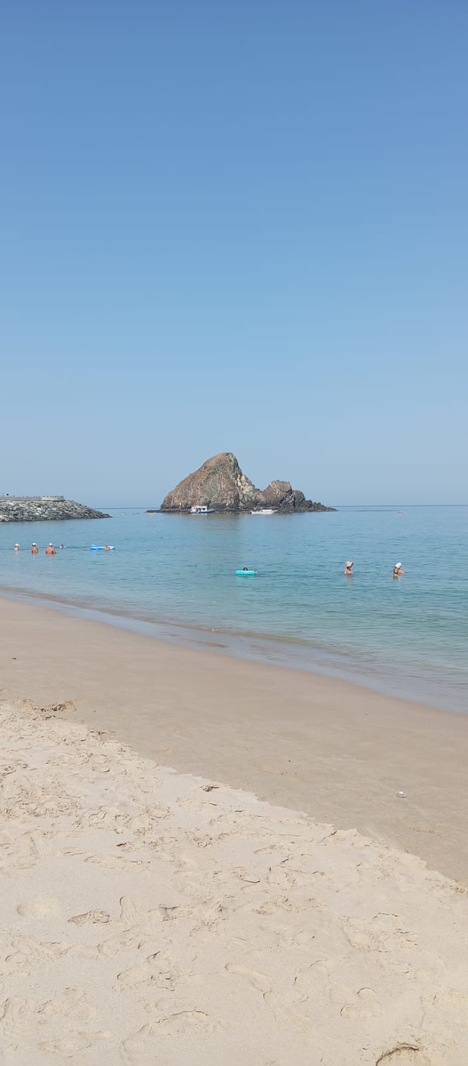 Сэнди бич. Вид на остров-скалу Снупи.