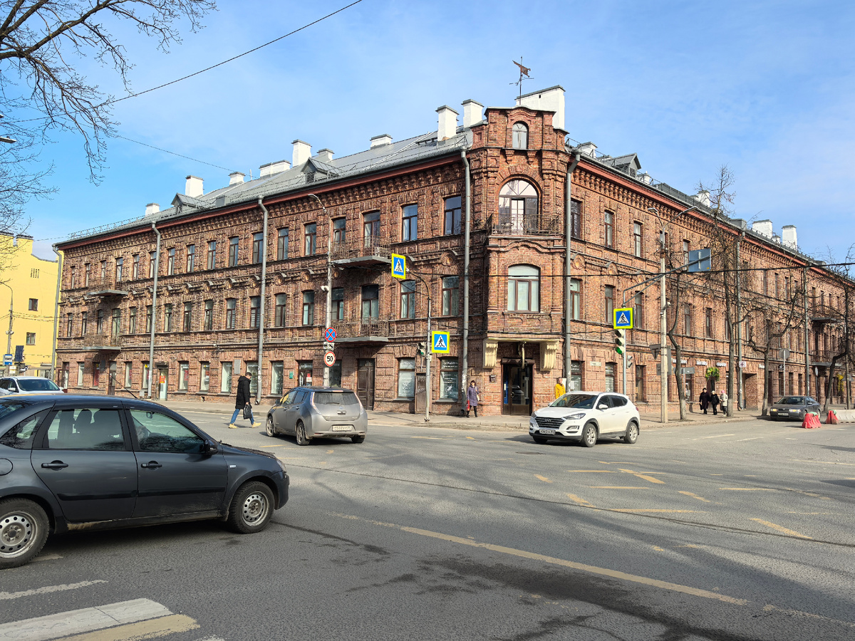 Доходный дом Гельдта, построен в 1890 году, Сейчас жилой дом, где на первом этаже располагаются магазины, кафе, ателье. Дом включён в единый государственный реестр объектов культурного наследия