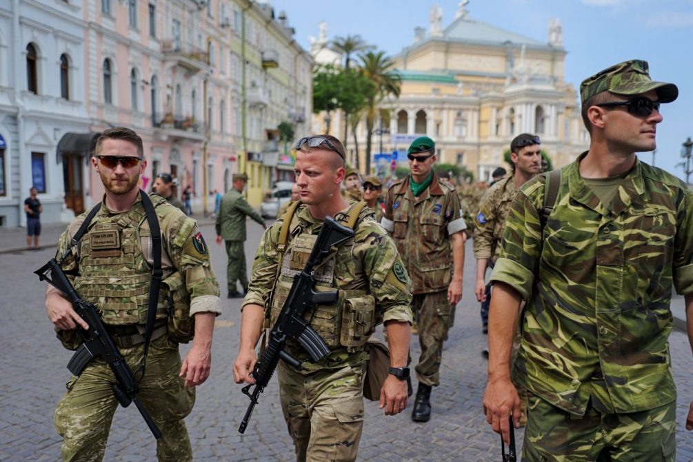    Планируется, что натовцы станут "живым щитом" прикрывать украинские объекты и военных. (иллюстрация: нейросети)