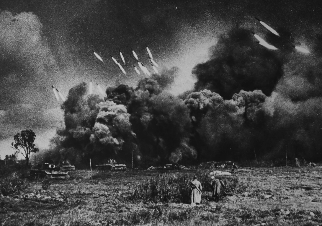 В. Тарасевич. Залп «катюш». Фото из фондов Объединения «Фотоцентр» Союза журналистов г. Москвы