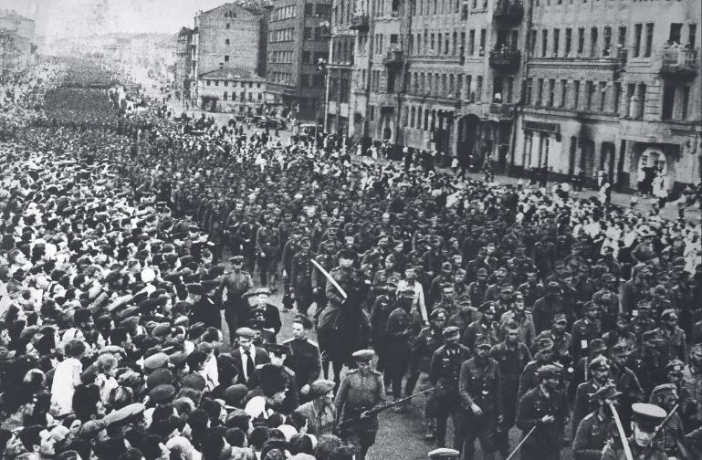Конвоирование пленных фашистов по улицам Москвы 11 июля 1944 года
Фото из фондов Объединения «Фотоцентр» Союза журналистов г. Москвы