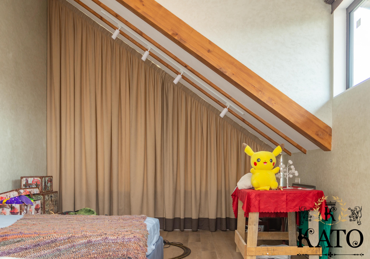 Шторы на нестандартные окна в загородном доме