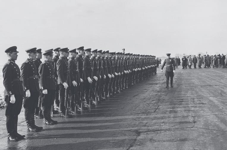 Почётный караул войск НКВД под командованием старшего лейтенанта М. Козупеева.
Крым, февраль 1945 года