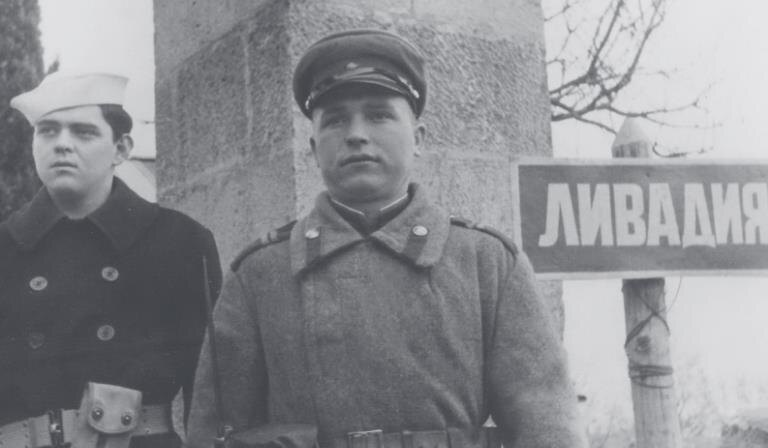 Воин-чекист и американский морской пехотинец на охране руководителей СССР (И.В. Сталина), США (Ф. Рузвельта) и Великобритании (У. Черчилля) во время Ялтинской конференции. Крым, февраль 1945 года