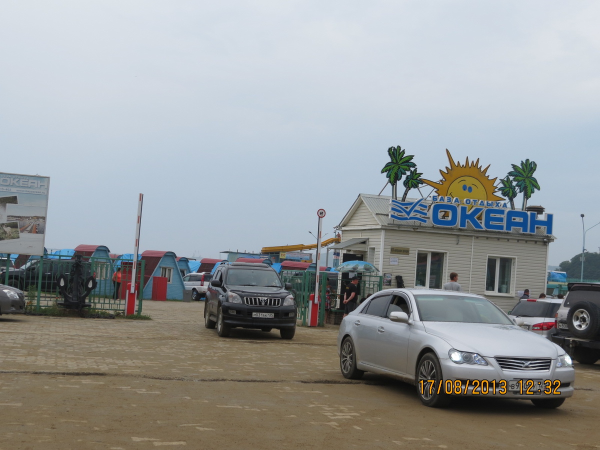 п Андреевка б о Океан Если пригледется--то вот эти треугольные  домики--это не собачьи конуры.это именно конуры для отдыхающих,с немалым ценником