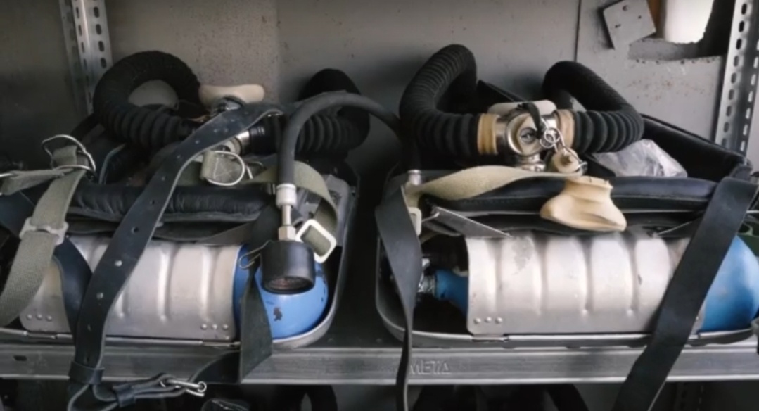 Вот эти штуки - и есть те самые респираторы. Они сделаны, как рюкзаки с жёстким каркасом. 