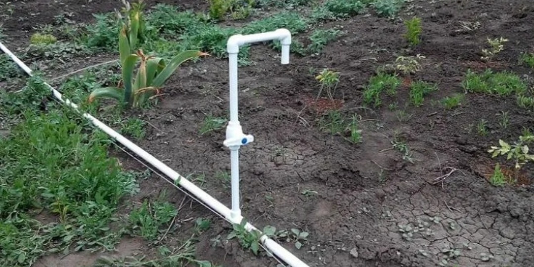 Как сделать самому простой и дешевый уличный водопровод на даче.