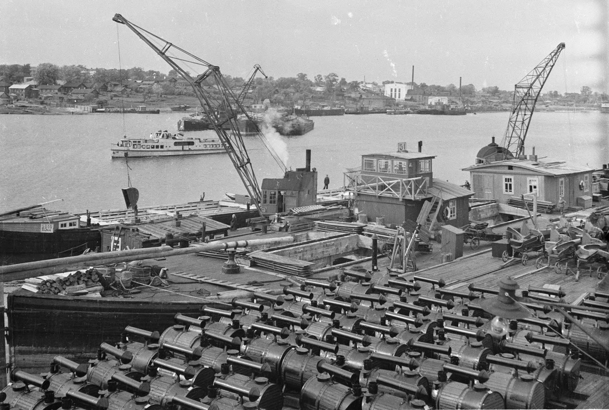 Деревянная баржа «Фонтанка», на которой с мамой в войну работала юная Валя Уханова. Фото fleetphoto.ru/Семен Фридлянд, середина 1950-х гг.
