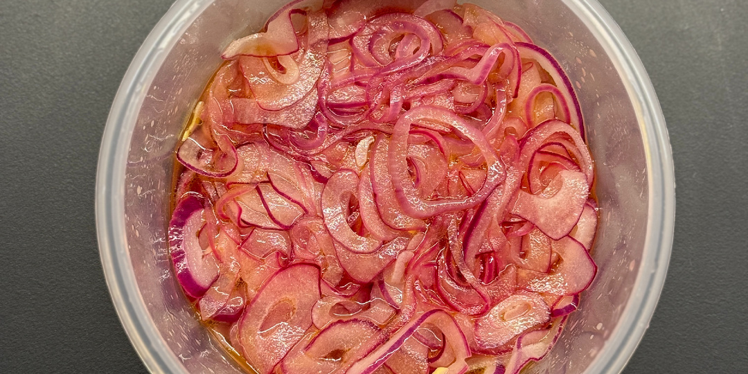 Маринованный лук – топинг-бомба!