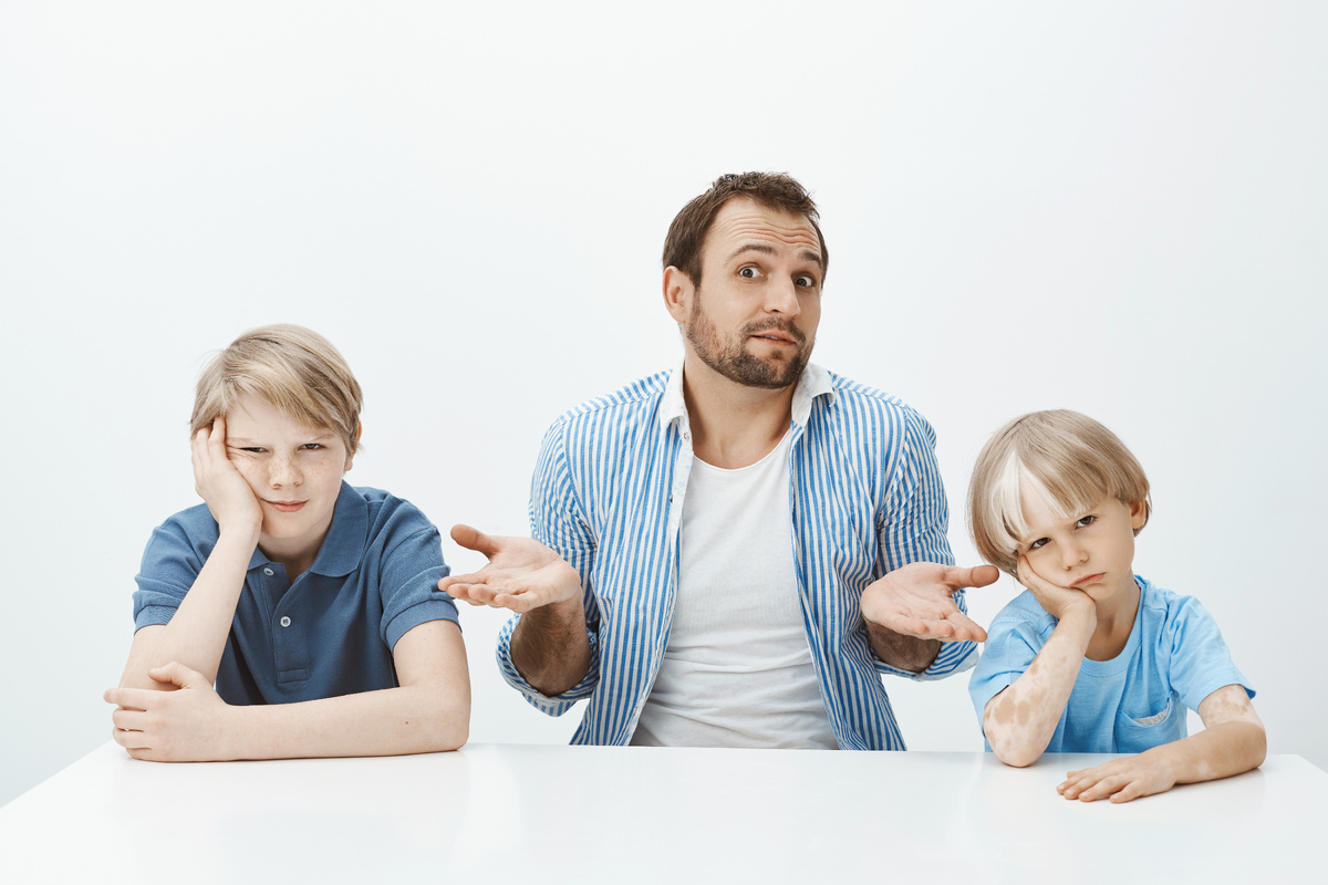 https://ru.freepik.com/free-photo/portrait-confused-unaware-european-father-sitting-with-sons-table_10178174.htm#fromView=search&page=1&position=19&uuid=16be3096-3119-4d2e-a3de-0f66fb9cf05a&query=оспаривание+отцовство