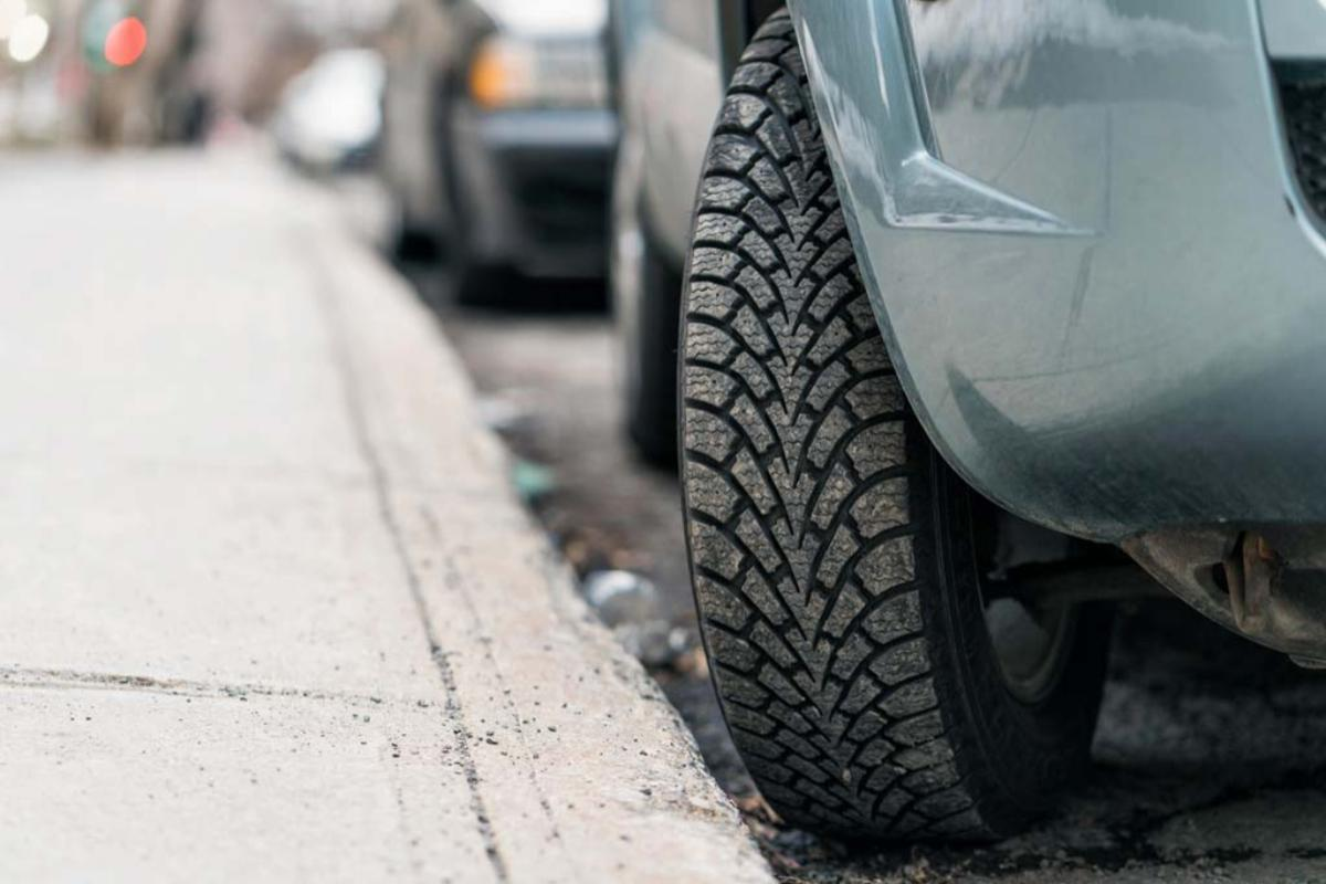 Машина припаркована с выкрученными колесами