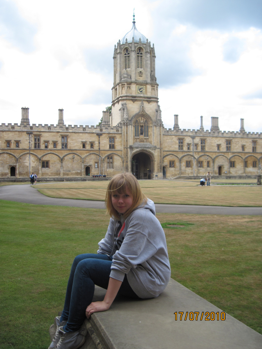 Мне 15 лет, я очень неуверенный в себе и в своем английском подросток, который впервые выехал за границу, да не куда-нибудь, а в самую настоящую Великобританию. За моей спиной - место, где снимали Гарри Поттера (Christ Church, University of Oxford)
