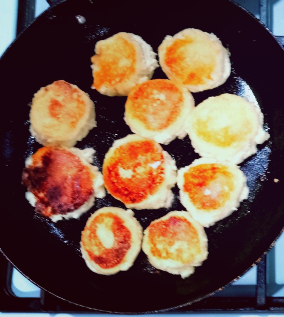 500 грамм творога зернистого, домашнего, 2 яйца, 3 ст л сахара. Всё это помяла толкушкой до однородной массы, добавила 3 ст л манной крупы.  Дала 20 минут постоять, пока манка набухнет. Добавила немного муки, налепила шарики и пожарила на сковороде, с небольшом колличестве растительного масла. 