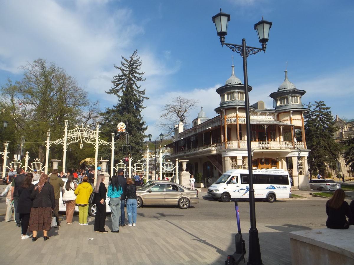 фото автора у  входа в парк Цветник