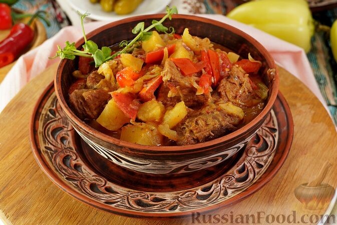 говядина, капуста белокочанная, картофель, перец сладкий, лук репчатый, помидоры, перец острый, паприка молотая, тмин, майоран, соль, жир свиной