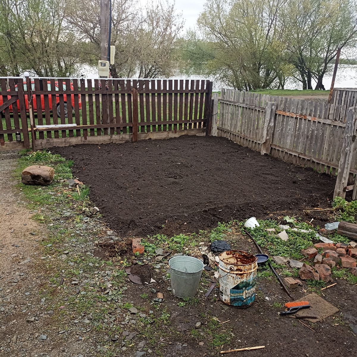 Вон какая красотв у меня получилась! Мусор уже убрали, осталось цветочки переселить на новое место, надеюсь, что уже ПМЖ. 