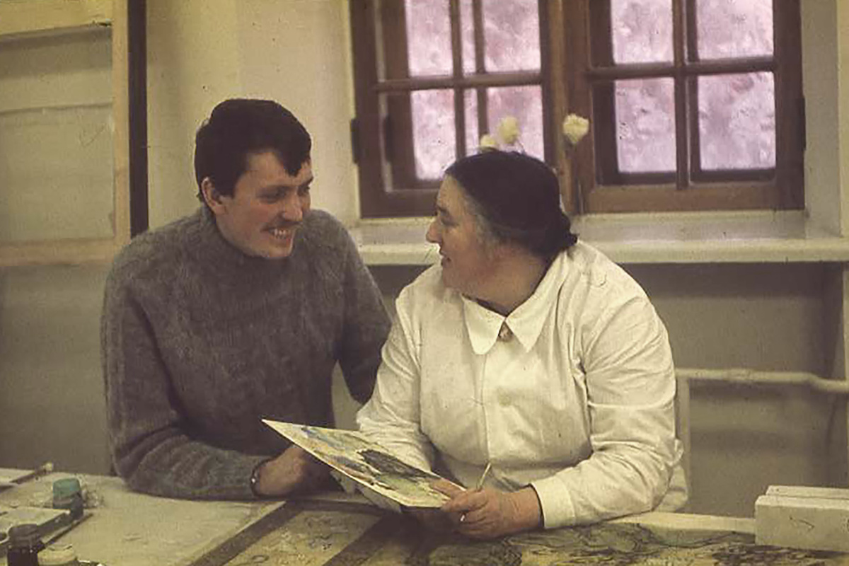 С А.Б.Васильевой в ее мастерской в Меншиковском дворце в Ленинграде. 1983. Фотография из моего личного архива.