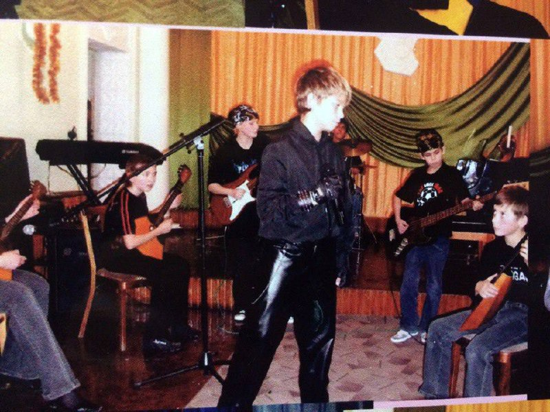 Telegram-канал ТОМ КОСМОС – "Как-то в 13 лет управлять рок-группой было проще. 
Сухарики, струны и тетрадка с аккордами"