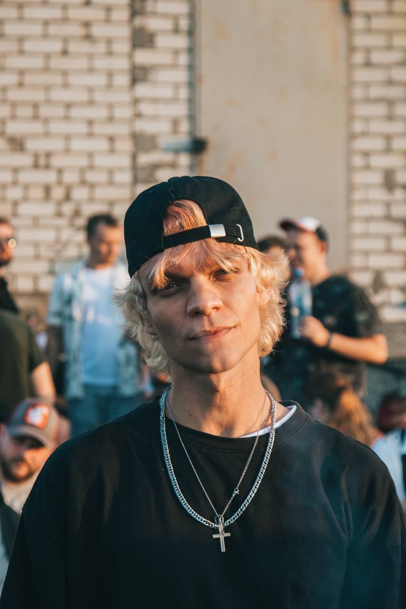 Telegram-канал ТОМ КОСМОС – "Мы играли на дешёвых отцовских гитарах, собирались в подвалах и в каморках актовых залов, тащили из дома колонки и усилители"