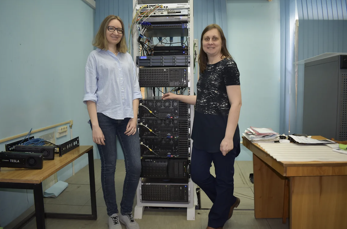 Юлия Захарова (справа) и аспирант Мария Сахно изучают оборудование для решения задач по ускорению запуска работы приложений. Источник: Юлия Захарова