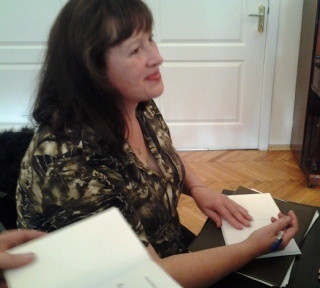 Книжки подписываю