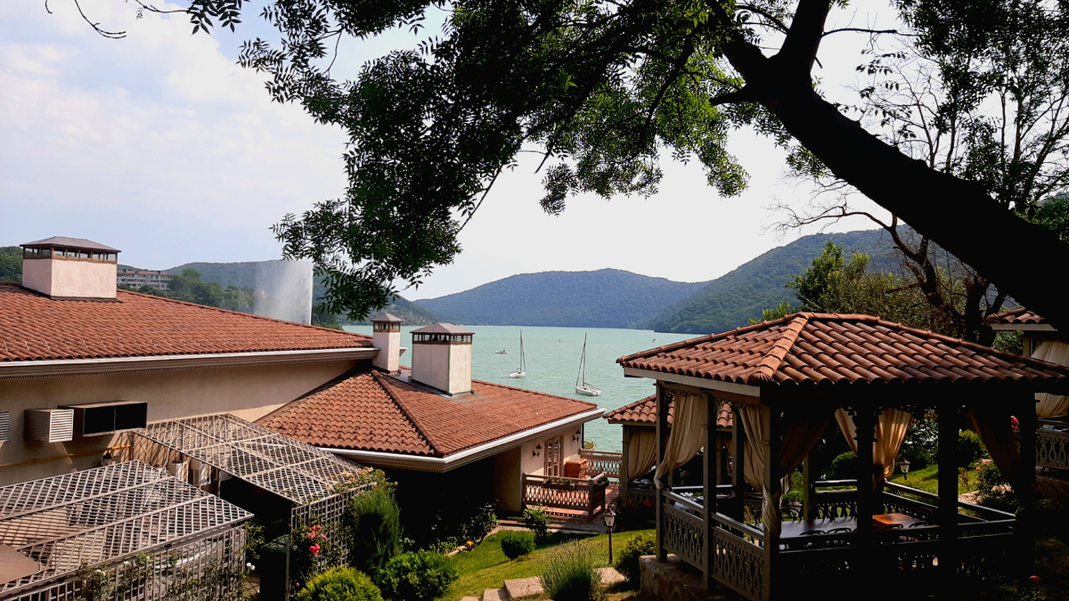 Вид на о. Абрау. (Фото автора).