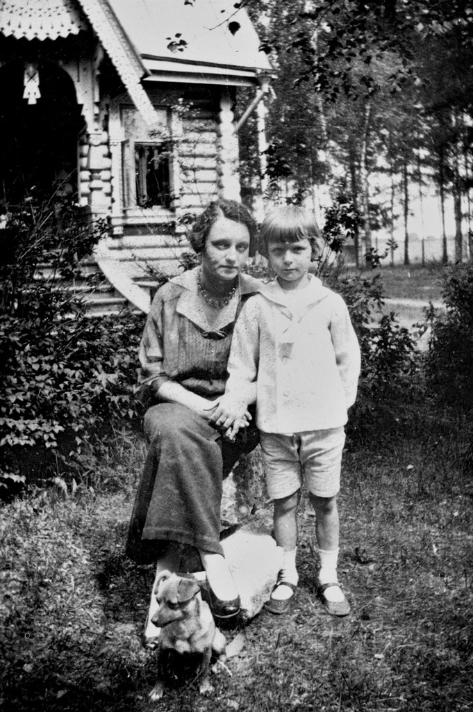 На даче в Ухтомской. Альфонс Вормс, 1923 - 1926 год, Московская губ., станция Ухтомская, пос. Михельсон, ул. Володарского, д. 1, архив Ивана Владимировича Егорова.
