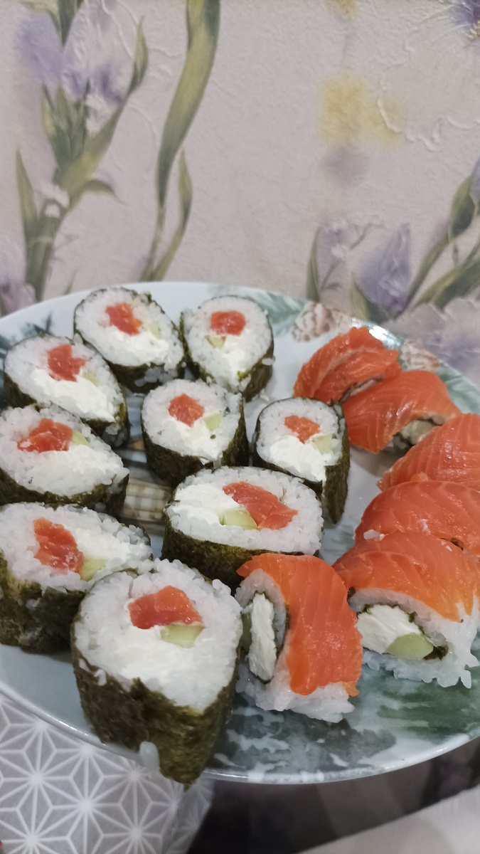 Всем добрый день. Решила я сделать роллы сама, раньше почему то боялась их делать из-за риса наверно даже больше из-за заправки к нему, не хотелось возиться и так я начала экспериментировать с разными пропорциями а отдельно рисовый уксус мне покупать не хотелось так как роллы я буду делать не так часто. И так что нам потребуется