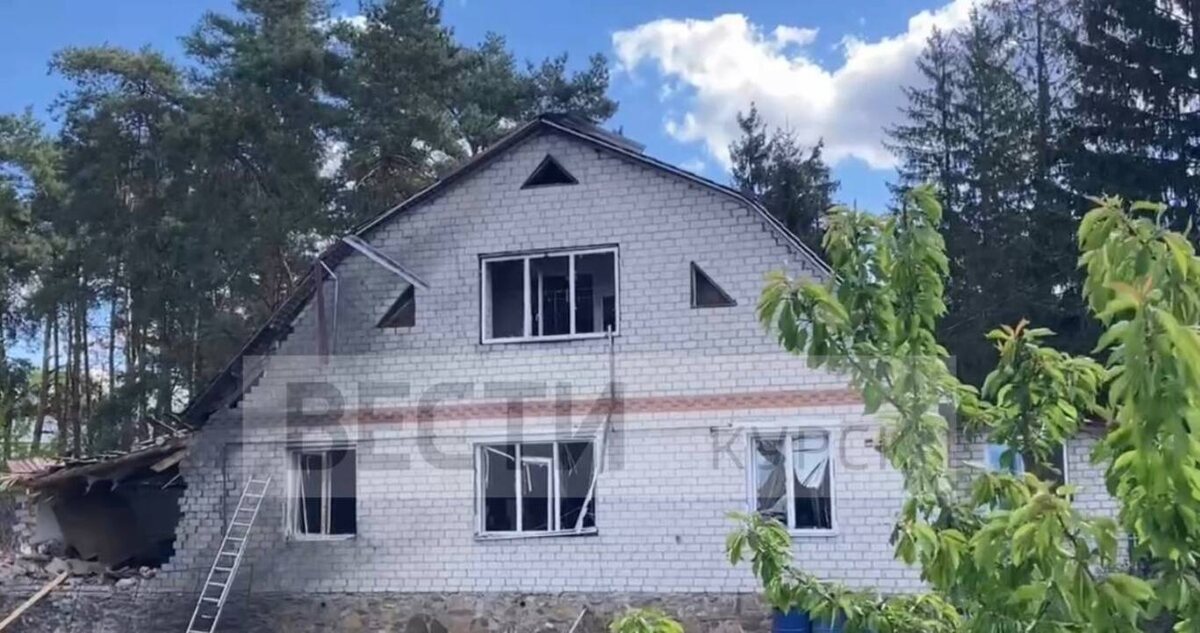    Съемочная группа "Вестей-Курск" работает на месте удара БПЛА по пригороду Рыльска Курской области