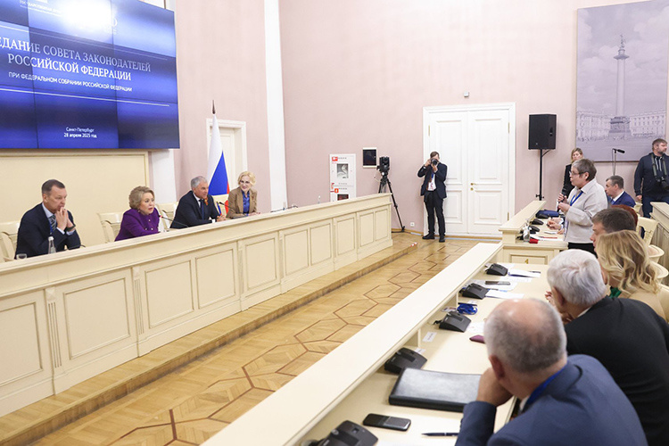    На заседании совета законодателей РФ выяснилось, что министерство науки и высшего образования России прежде не торопилось регулировать платный прием в вузы, аргументируя это тем, что нет таких полномочий.   
Фото: council.gov.ru