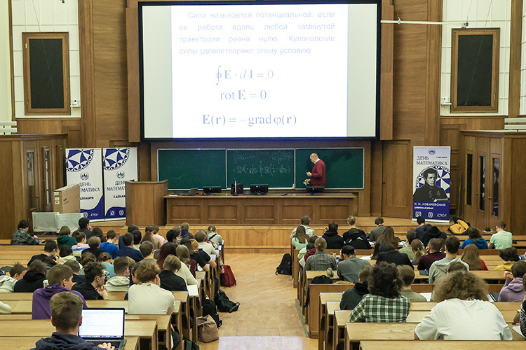    Сейчас платно учится более половины всех студентов в стране. Причем жалобы на качество обучения от граждан чаще всего касаются частных вузов, на них же приходится основной рост набора.   
Фото: © Shatokhina Natalia / news.ru / www.globallookpress.com