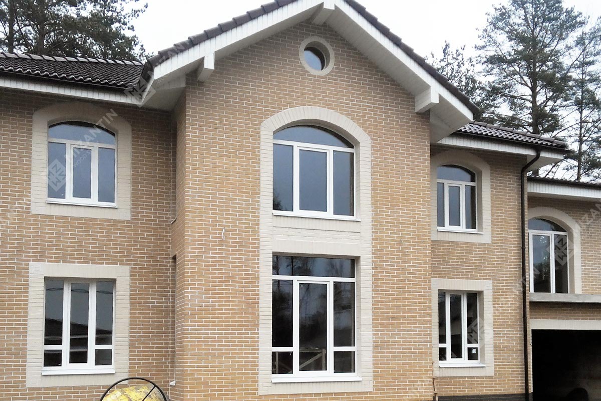 Полуарки из дерева на фасаде современного загородного дома. Производство MIZANTIN