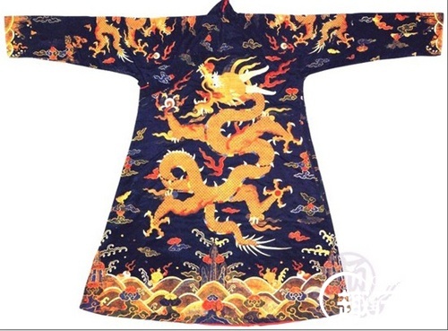 Парадный халат с вышитыми драконами