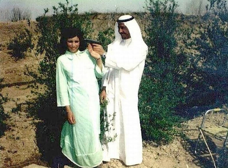 Саджида с мужем. Саддам в шутку наставил на жену пистолет. 