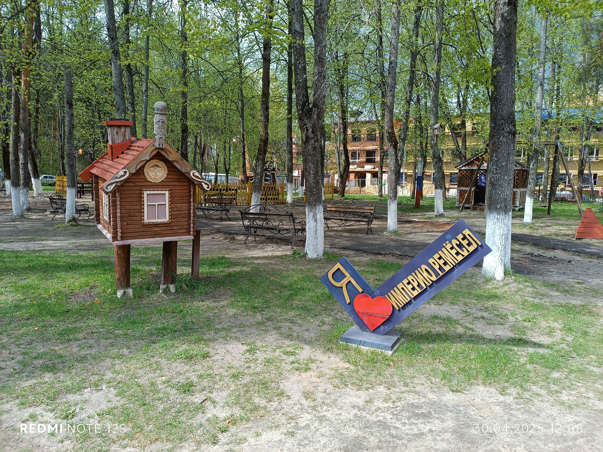 Закрытая территория в тихом лесу