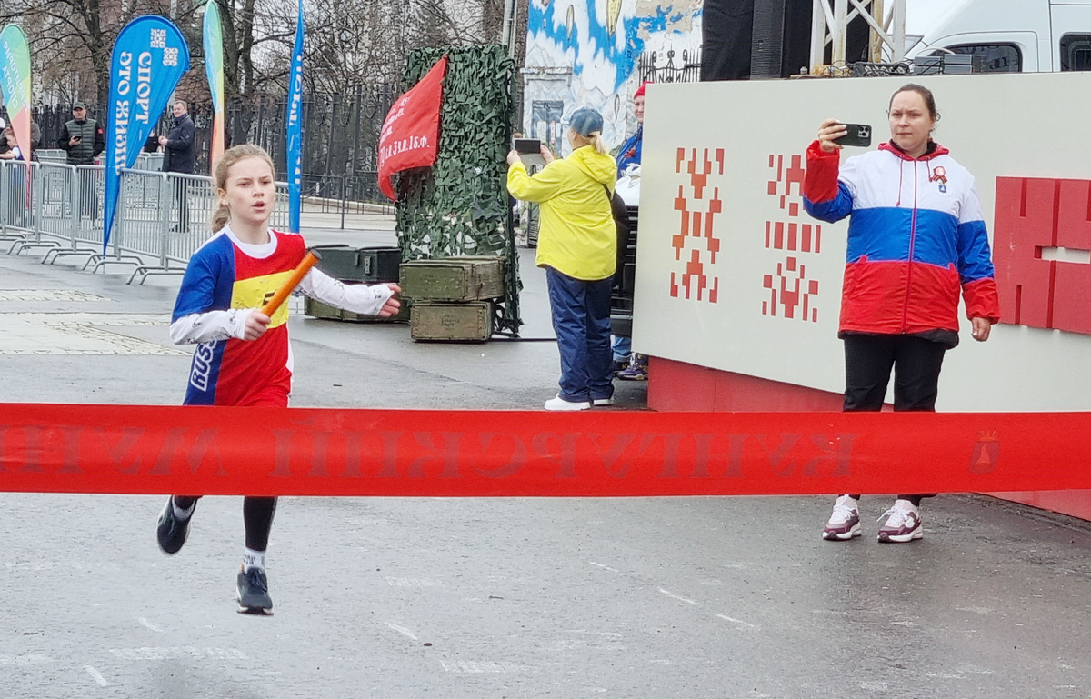 Победный финиш команды Комсомольской школы в шестой группе фотографирует министр физической культуры и спорта Прикамья Татьяна Чеснокова