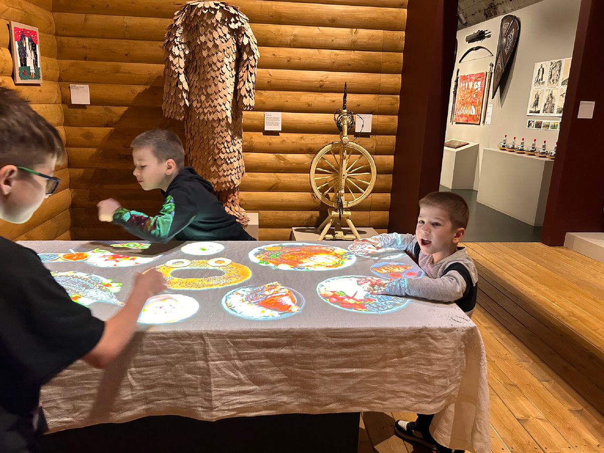 Фото автора. Выставка ЖИЛИ-БЫЛИ: школа русской сказки на Винзаводе. Мои дети и скатерть-самобранка