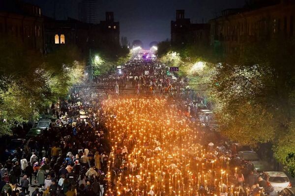 Факельное шествие в Ереване 23.04.2025. Фото Александра Патрина