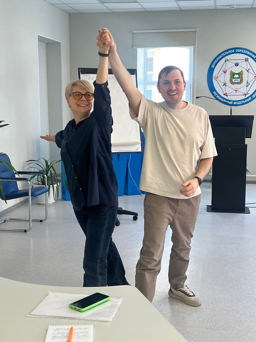 Это мы с Ольгой проиграли в фанты и изображали известный монумент 