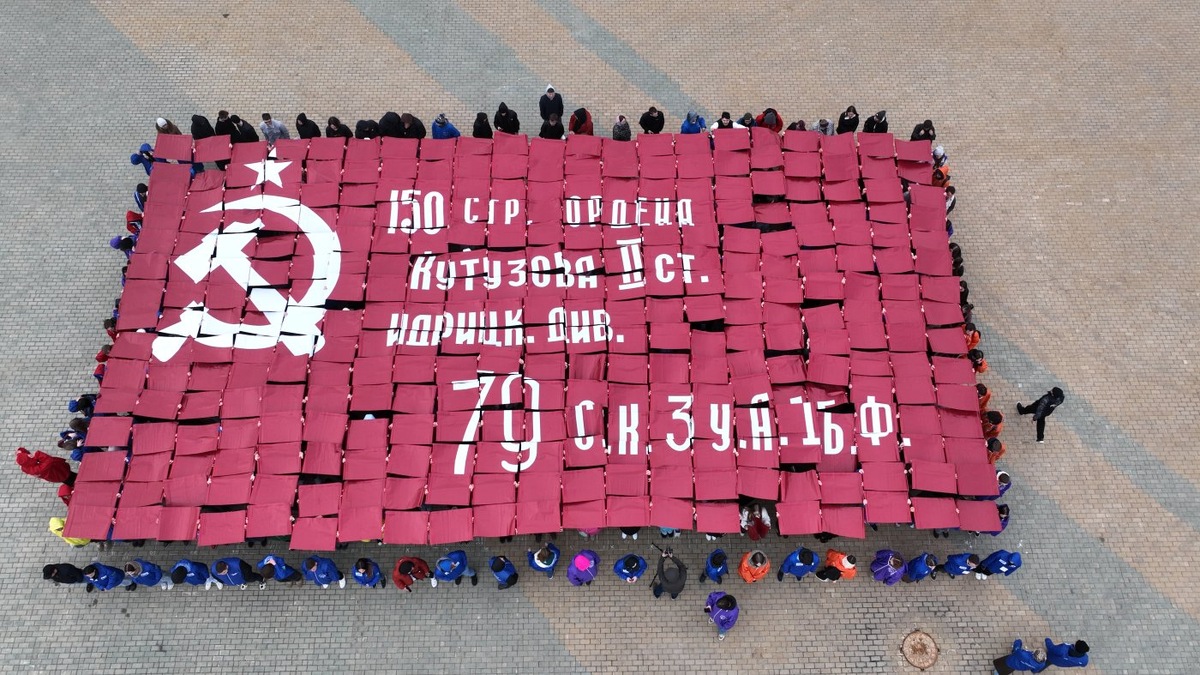    Молодогвардейцы Югры провели массовую акцию в День водружения Знамени Победы над Рейхстагом