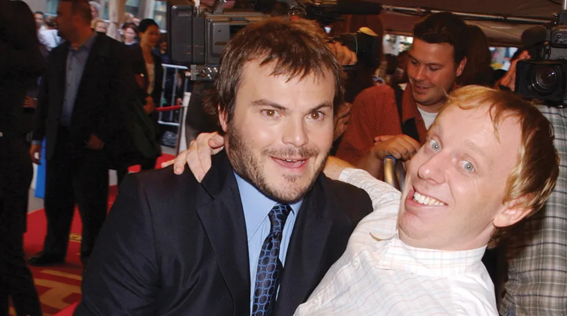 Звезда "Школы рока" Джек Блэк (слева) и его коллега по фильму, а также сценарист Майк Уайт в сентябре 2003 года на премьере фильма на кинофестивале в Торонто. 