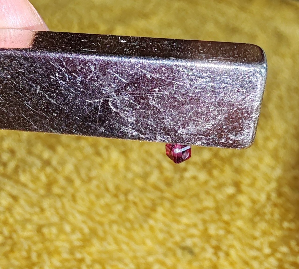 Автор фото Anandadayini d.d. Камнеискатель тг. "Вот на магните висит бусина граната"