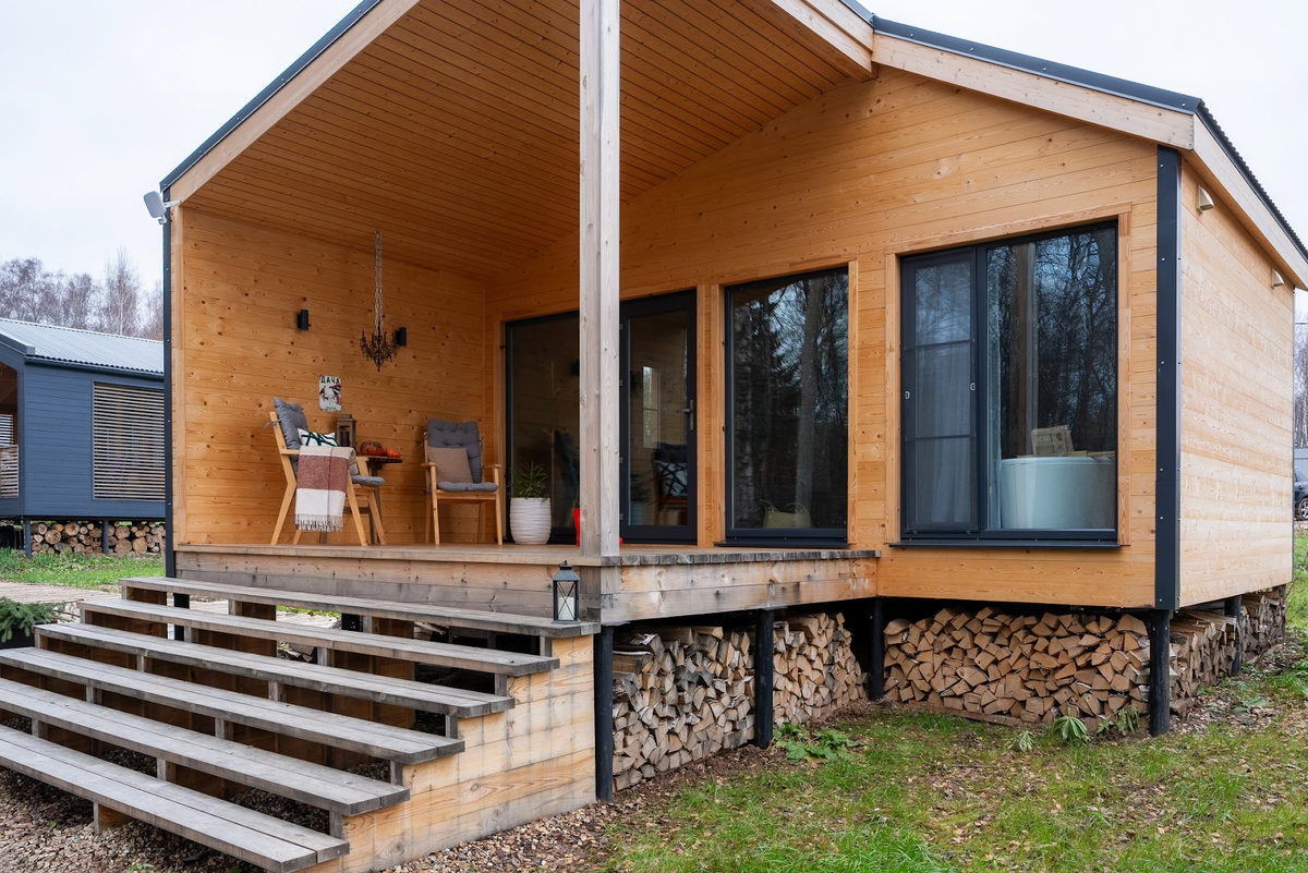 На фото: интерьер дома 31 кв.м в д. Старотеряево. В кадре диван Эби Мини от divan.ru. Рум-тур, героиня и дизайнер: Евгения Пестова; фотограф: Инна Седлецкая