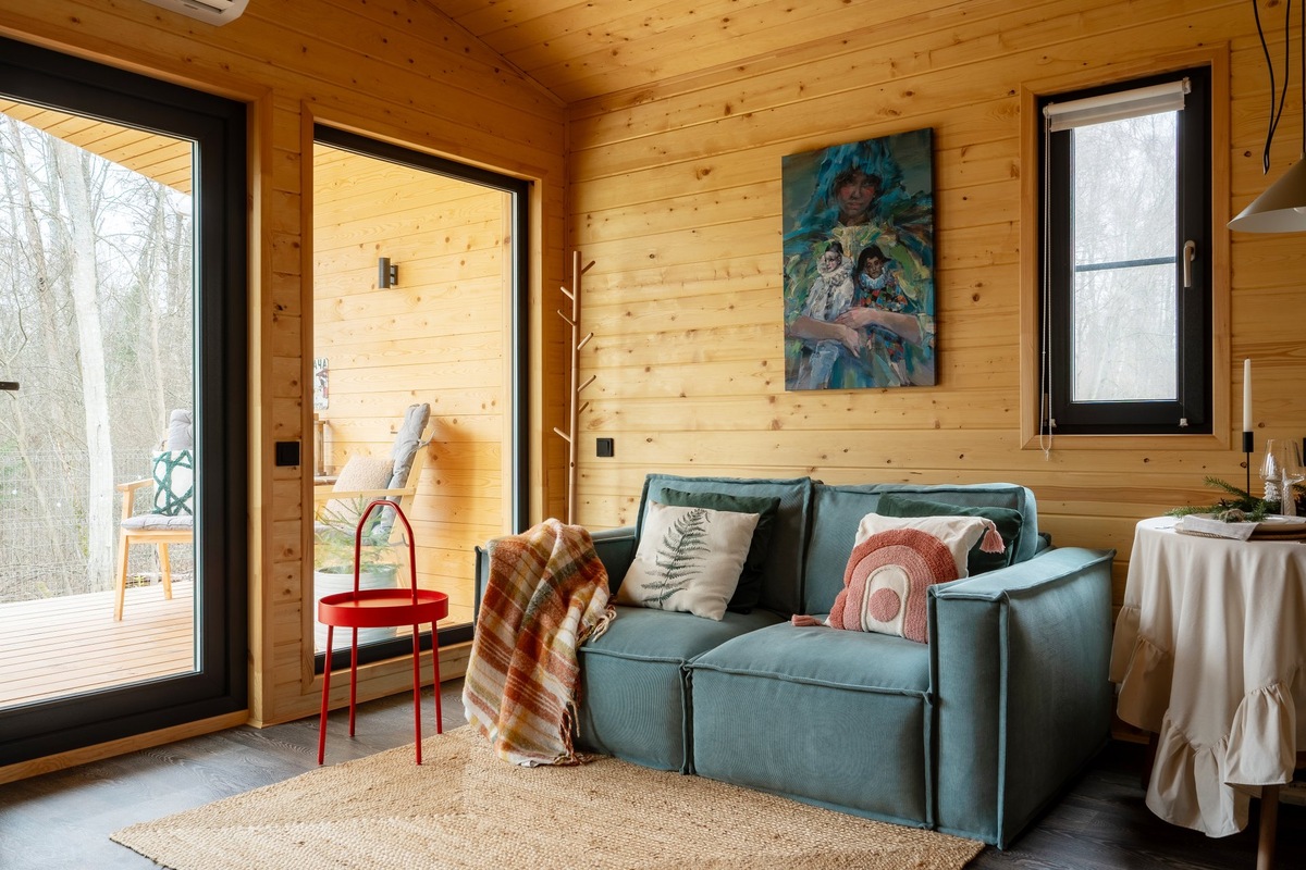 На фото: интерьер дома 31 кв.м в д. Старотеряево. В кадре диван Эби Мини от divan.ru. Рум-тур, героиня и дизайнер: Евгения Пестова; фотограф: Инна Седлецкая