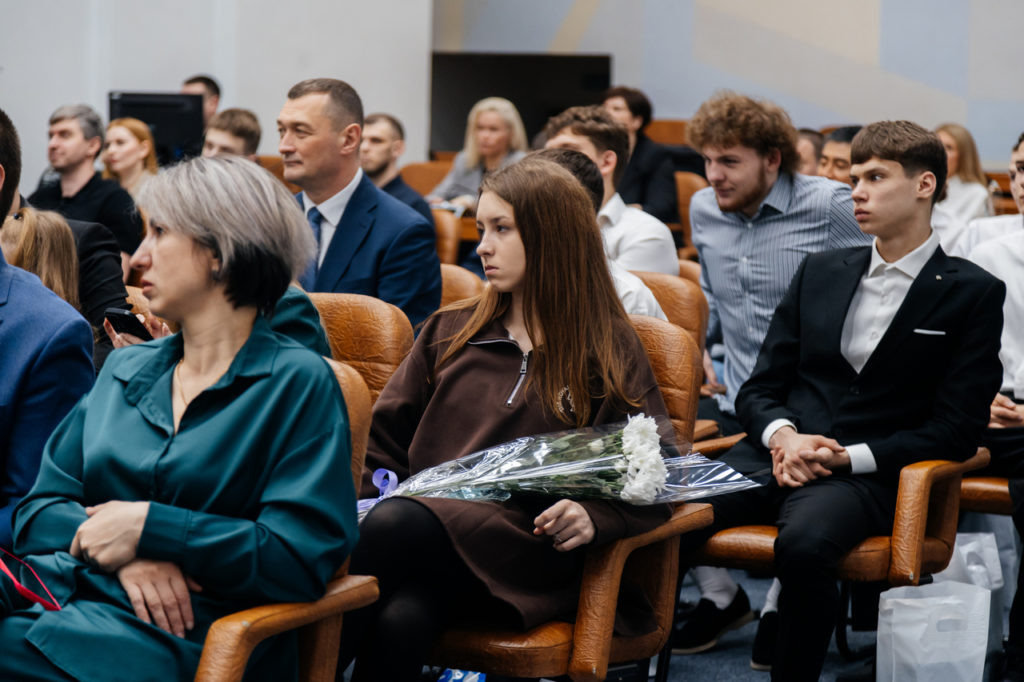 В администрации для церемонии награждения собрались лучшие атлеты, тренеры, инструкторы и спортивные судьи нашего города.