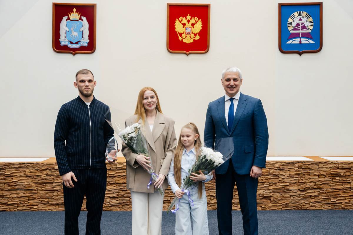 В числе других лауреатов конкурса глава города Алексей Романов наградил лучшую спортивную семью Ноябрьска: папу Евгения, маму Евгению и маленькую Таисию Моисеевых.