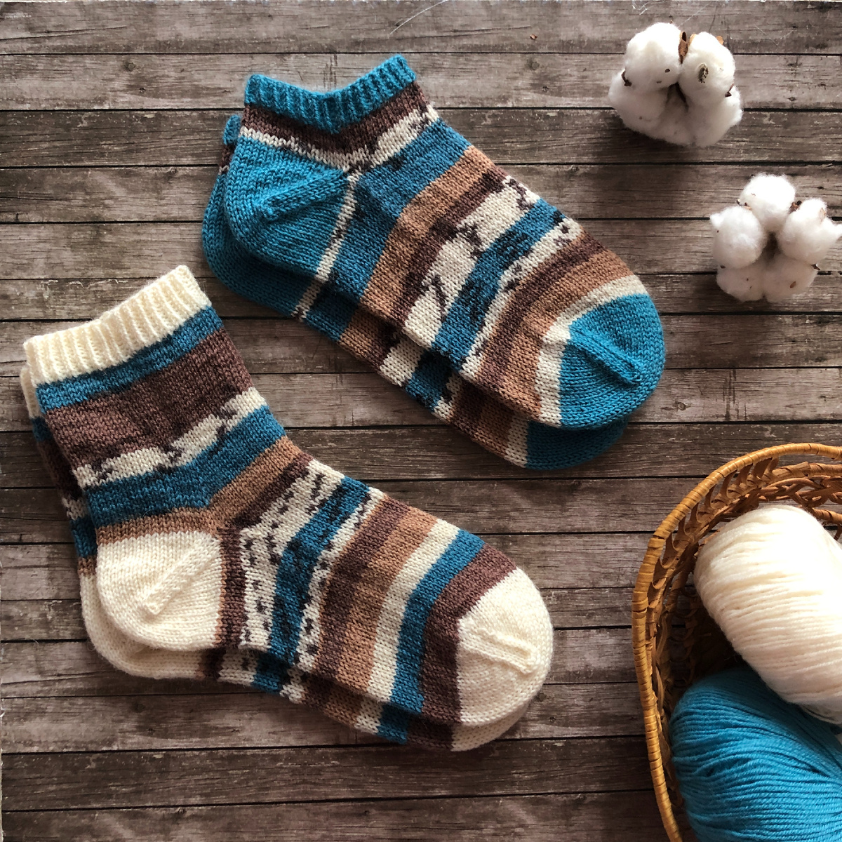 Идеальный дачный проект - простые носочки из яркой пряжи (работа автора)