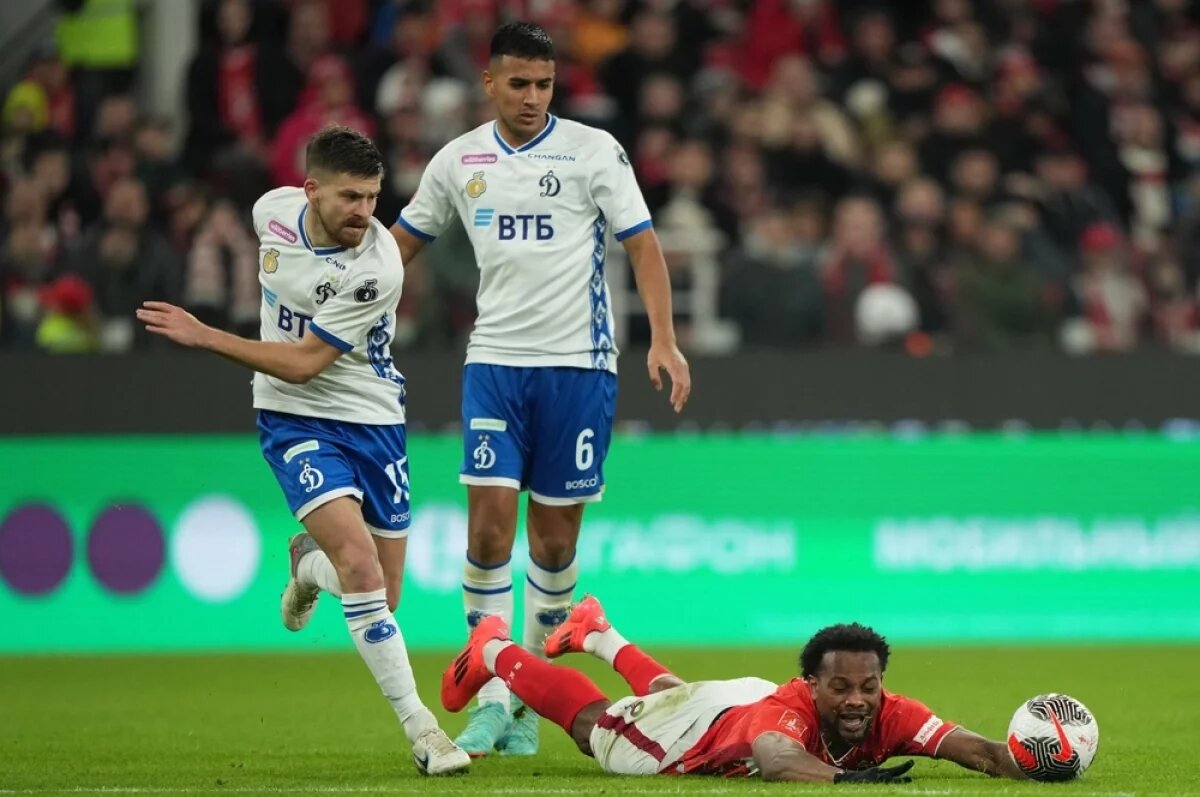    Игроки ФК «Динамо» (Москва) в полуфинальном матче второго этапа Пути регионов Кубка России по футболу