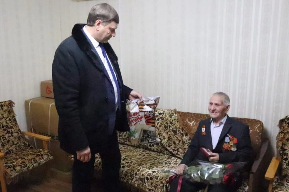    Участнику войны Петру Синельникову вручили юбилейную медаль к 80-летию Победы. Фото: Администрация Благодарненского городского округа